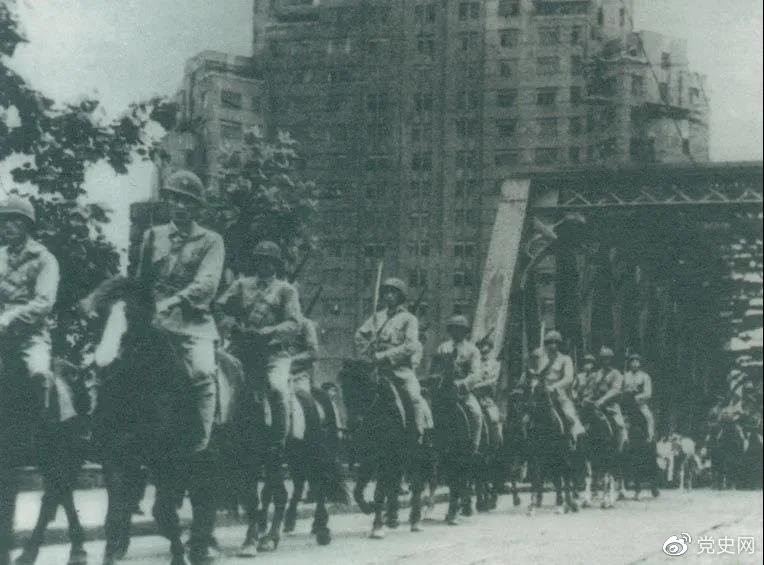 　　1949年5月，人民解放军歼灭退守上海的敌军15万人，解放了这个中国最大的城市。图为解放军进驻上海。
